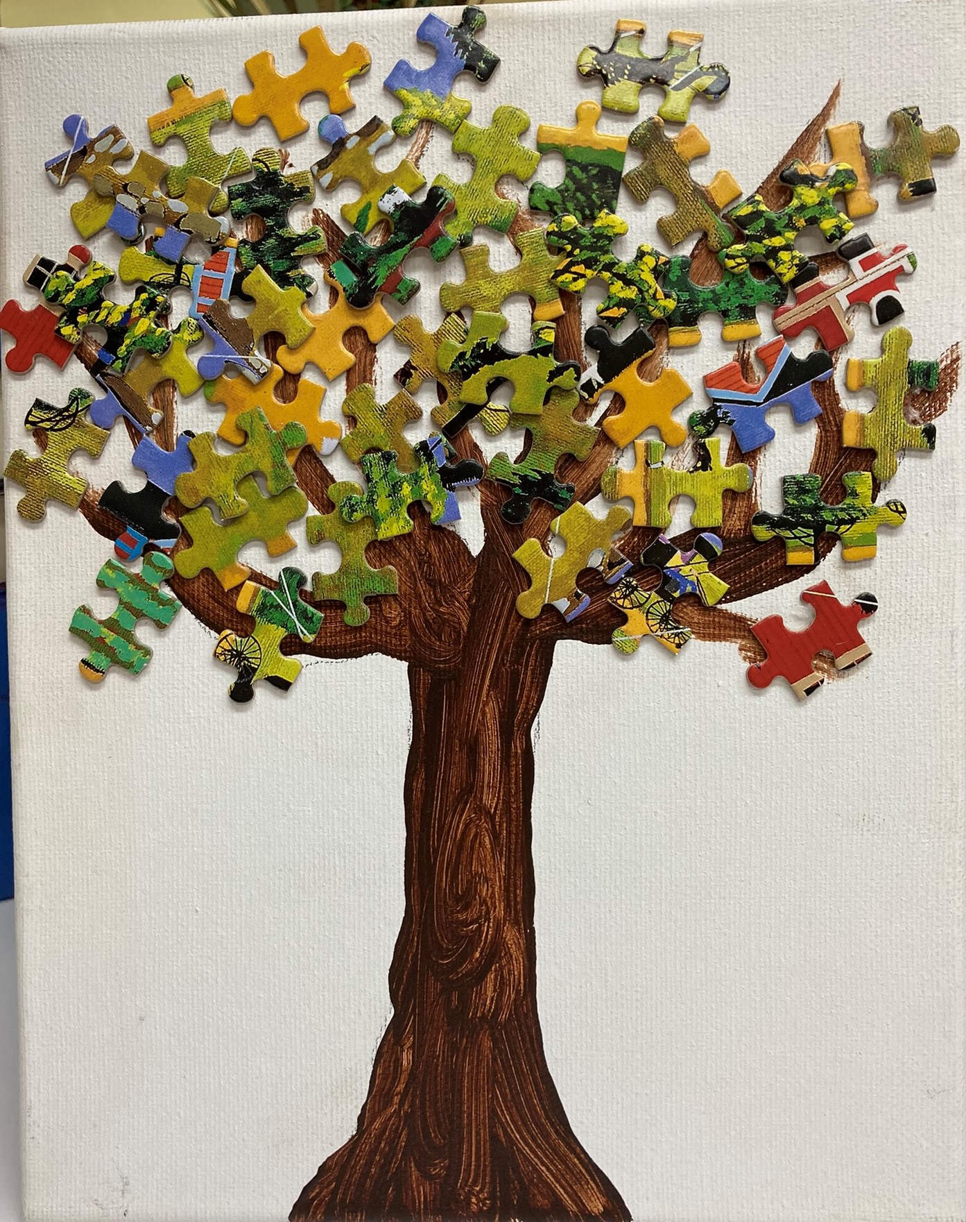 tree made of puzzle pieces